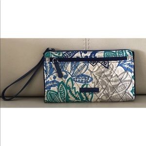 VERA BRADLEY FRONT ZIP WRISTLET  WALLET BLUE FLOWE